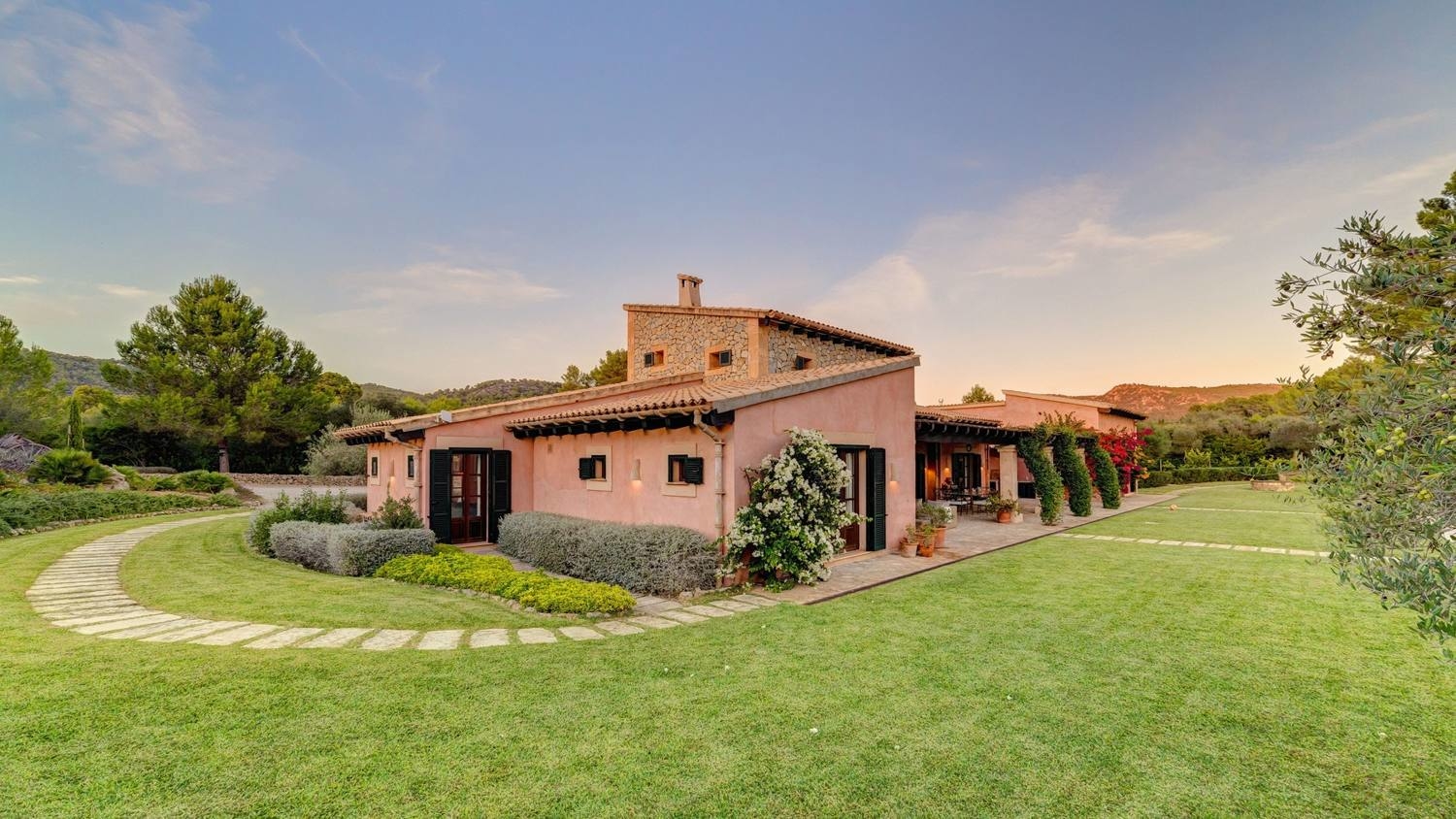 Magnificent luxury estate with stables and guest house