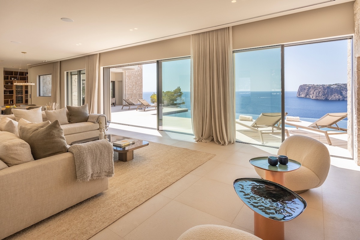 Newly built villa with dream views in Cala Llamp
