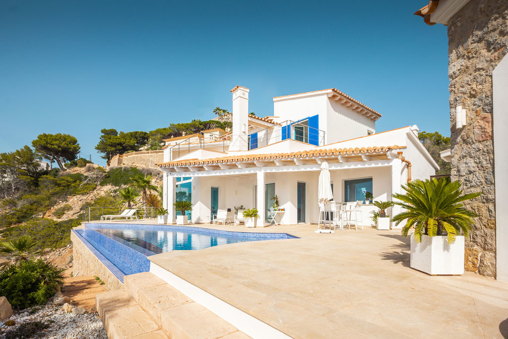 Elegante Villa mit Pool und Meerblick in La Mola