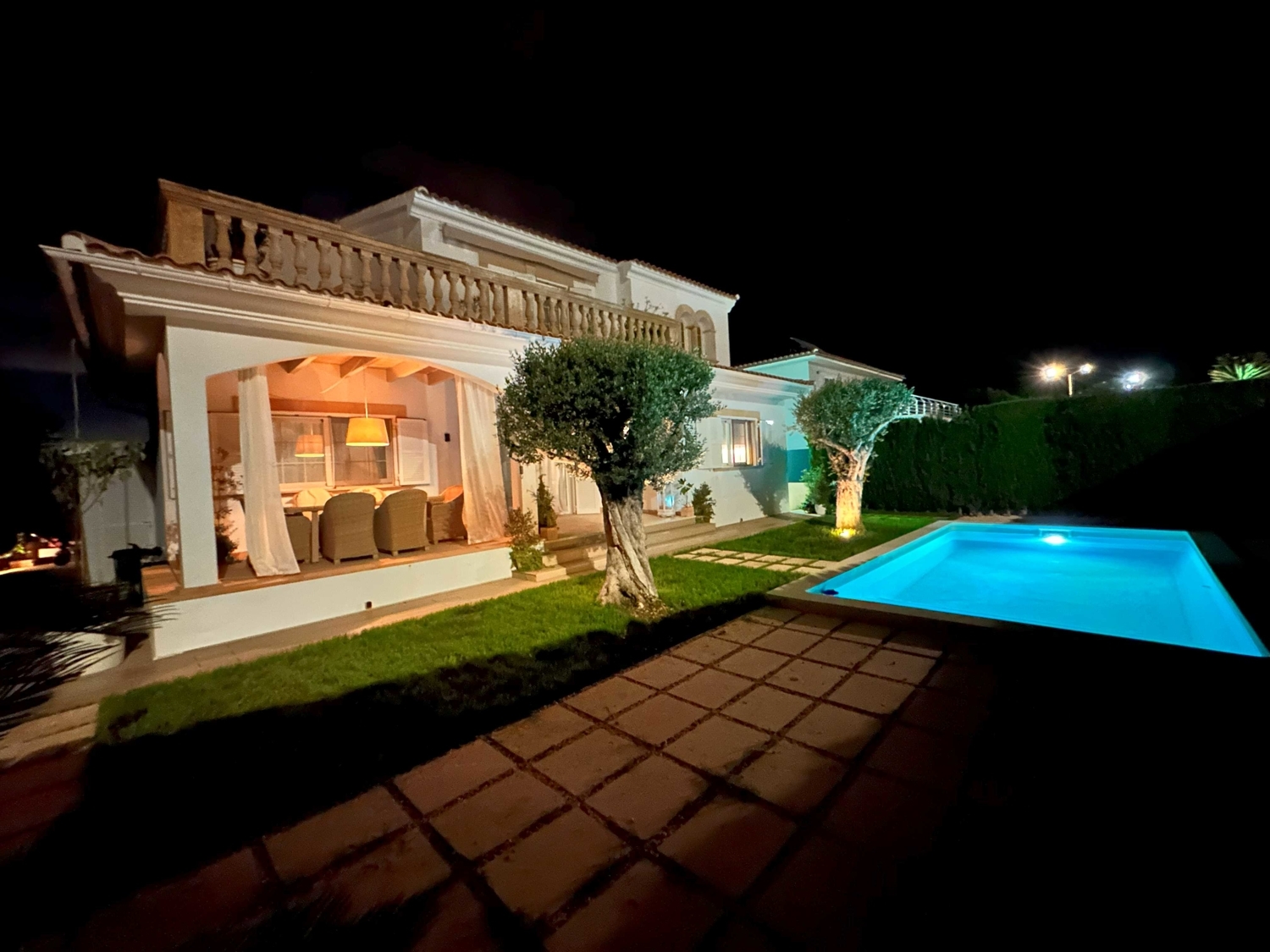 Elegantes 4-Zimmer-Haus mit Terrasse und privatem Pool.