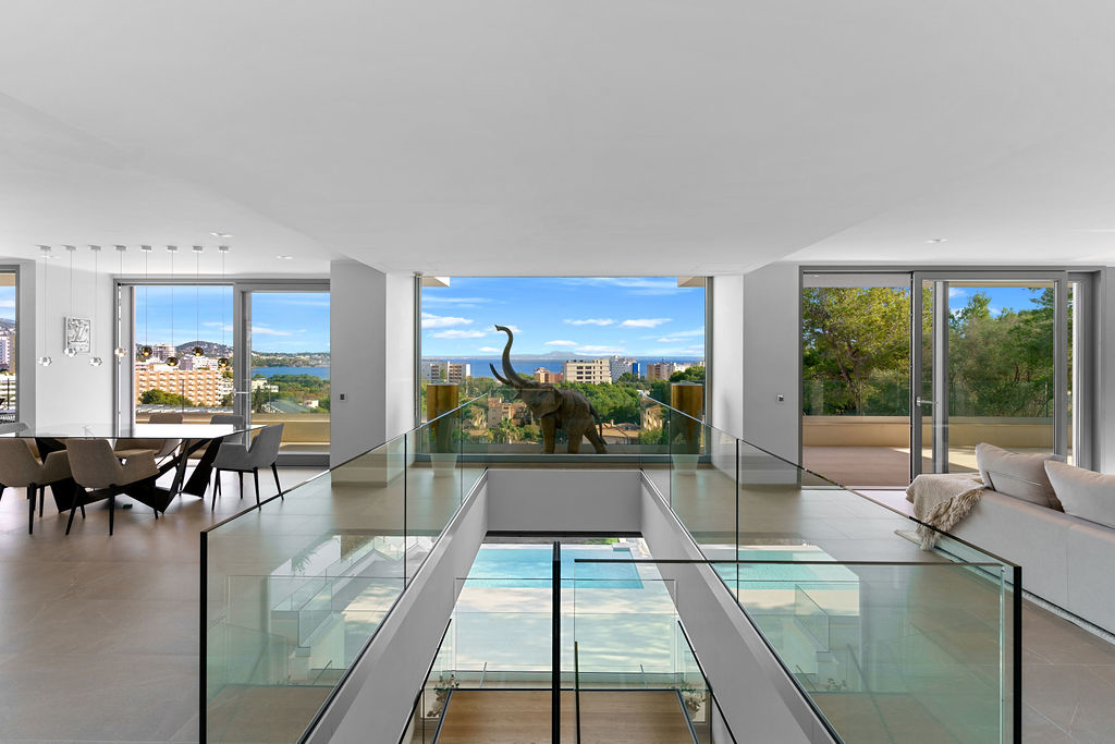 Villa contemporánea con piscina y vistas al mar