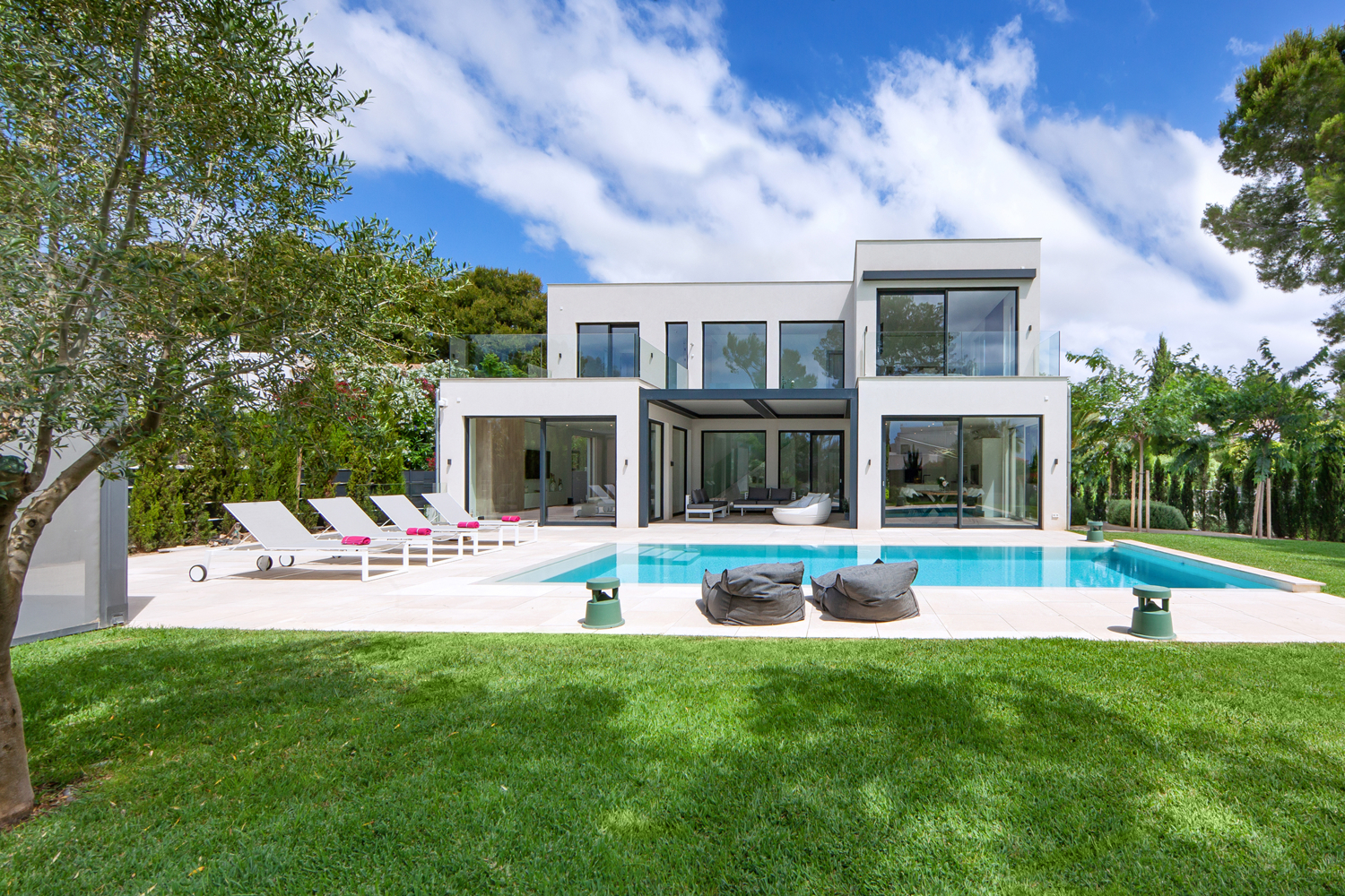 Impresionante villa moderna en Sol de Mallorca con piscina y apartamento de invitados