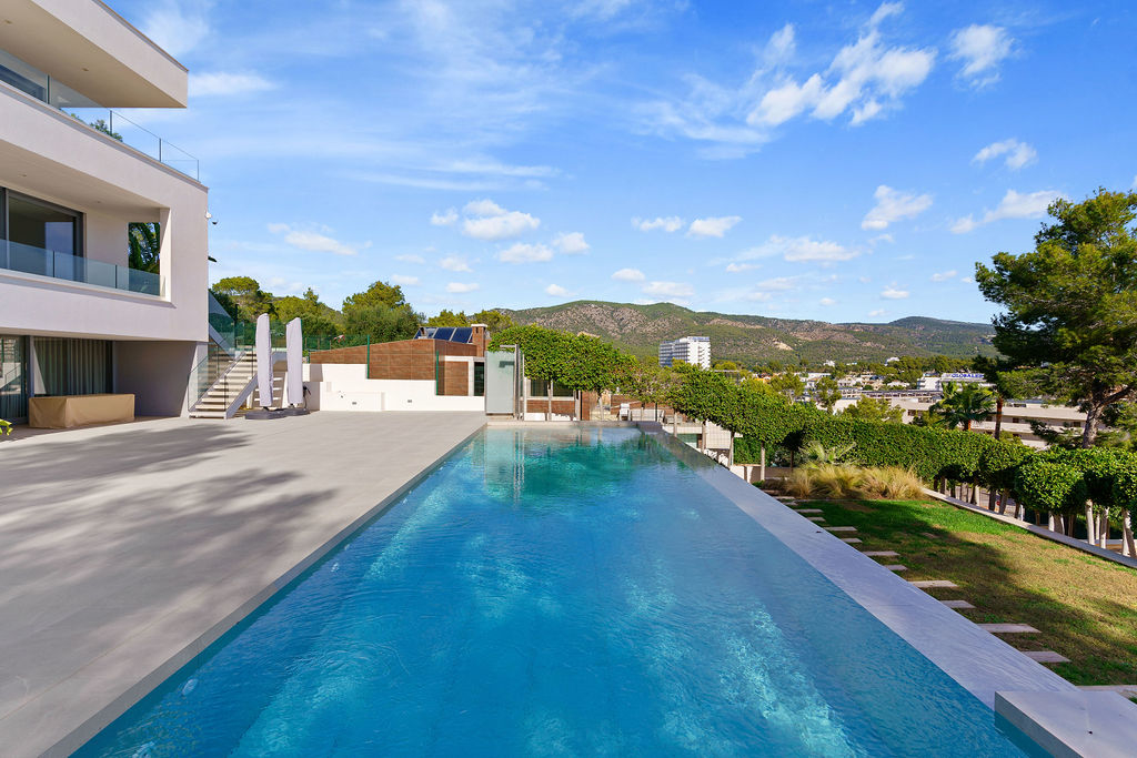 Villa contemporánea con piscina y vistas panorámicas al mar en Palmanova