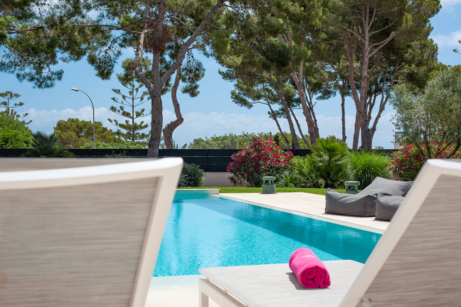 Villa moderna con piscina y apartamento de invitados