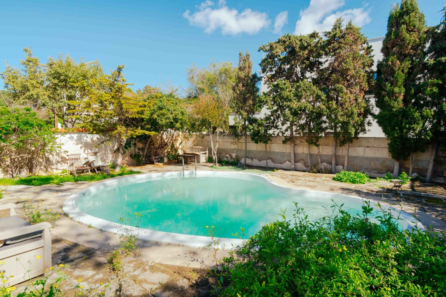 Casa en Cala Gamba, primera línea con jardín y piscina,