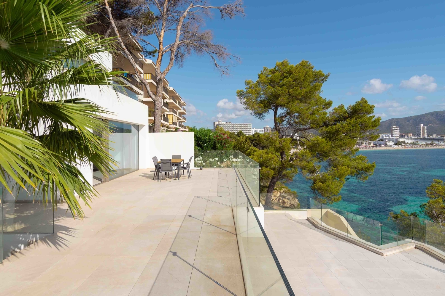 Moderne Villa in erster Meereslinie in Cala Vinyes