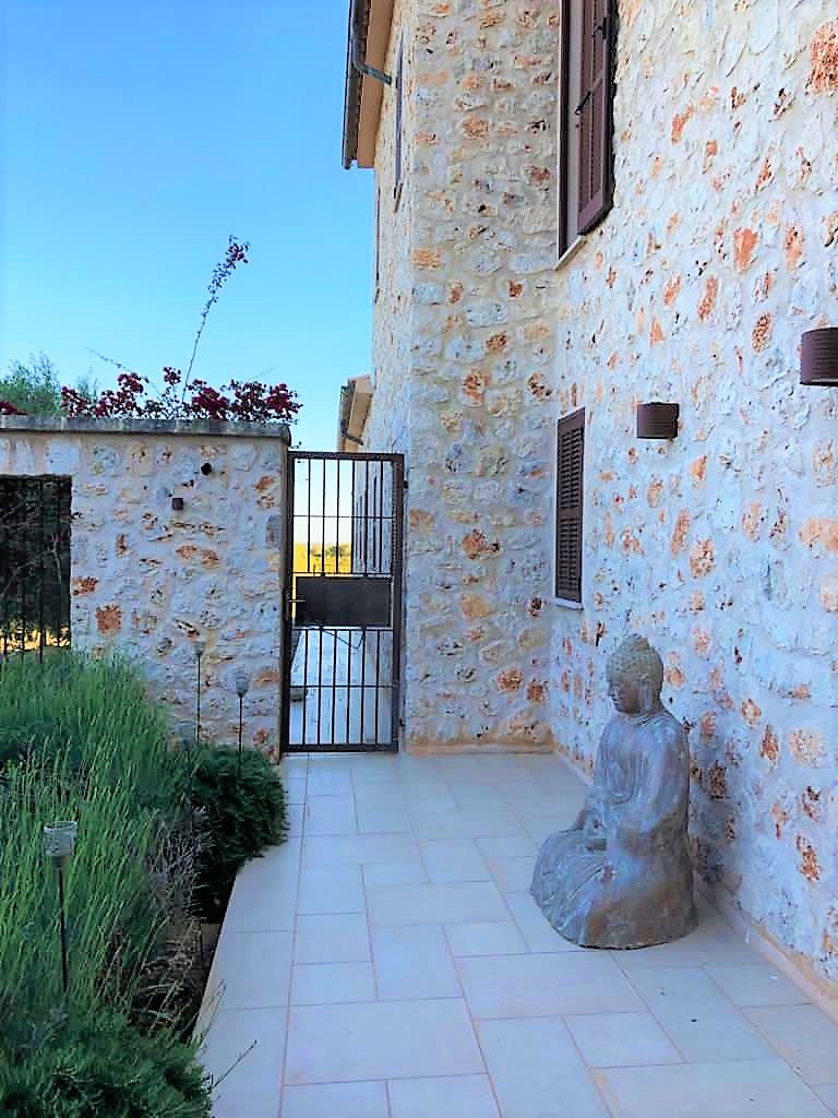 TOP-QUALITY FINCA WITH PANORAMIC VIEWS IN PORRERES