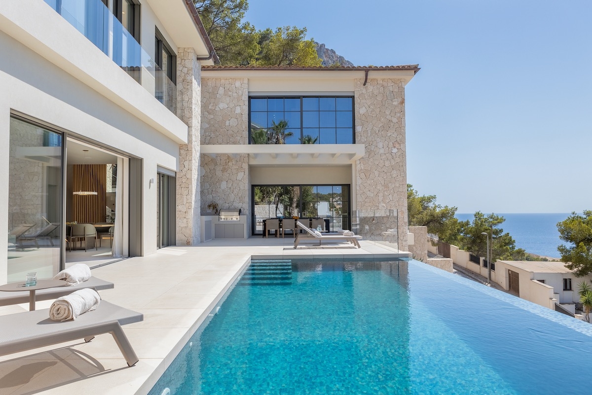 Neu gebaute Villa mit Traumblick in Cala Llamp