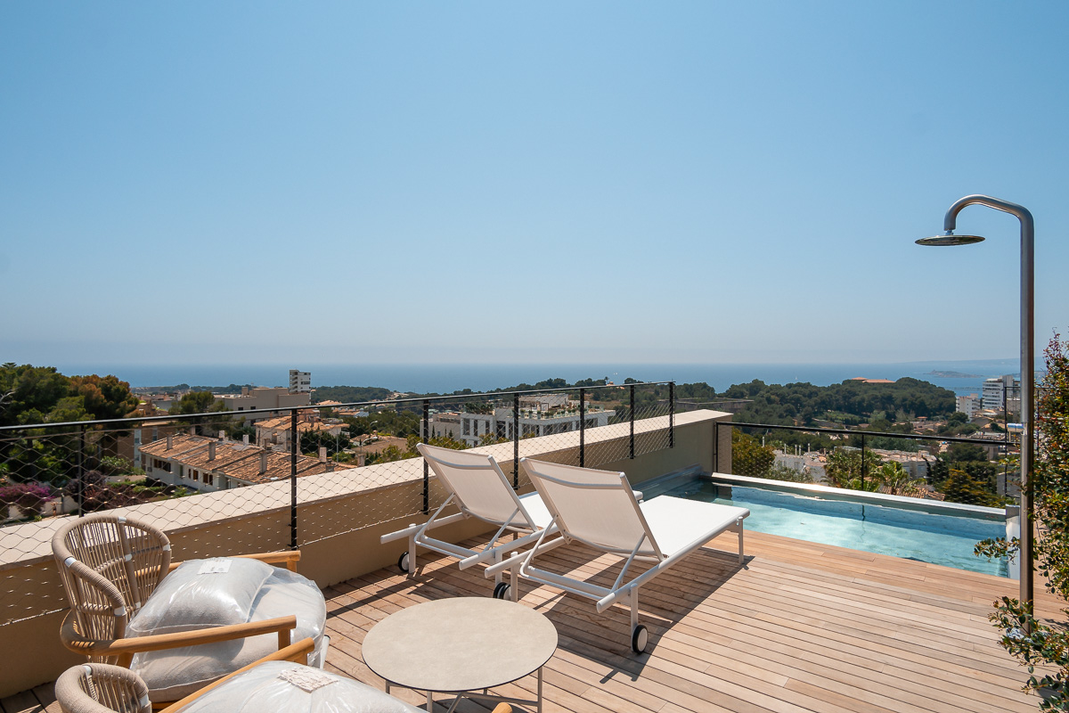 NEWLY BUILT DUPLEX PENTHOUSE WITH POOL AND SEA VIEWS