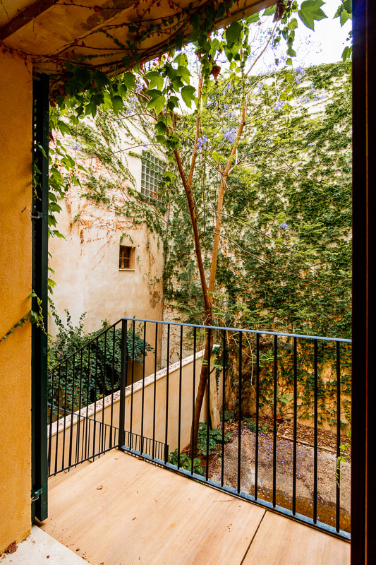 CHARMING 2 BEDROOM APARTMENT WITH PATIO IN THE OLD TOWN
