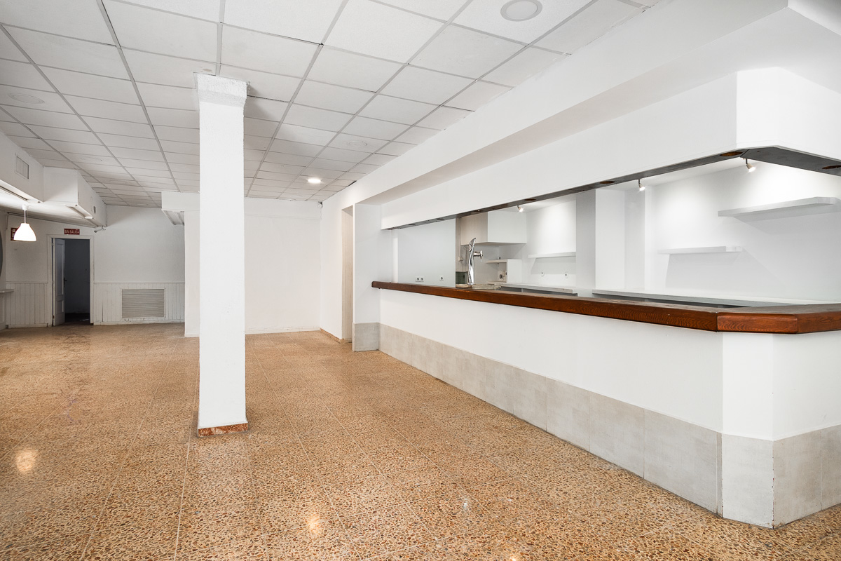 COMMERCIAL LOCATION WITH TERRACE + BAR IN BASEMENT