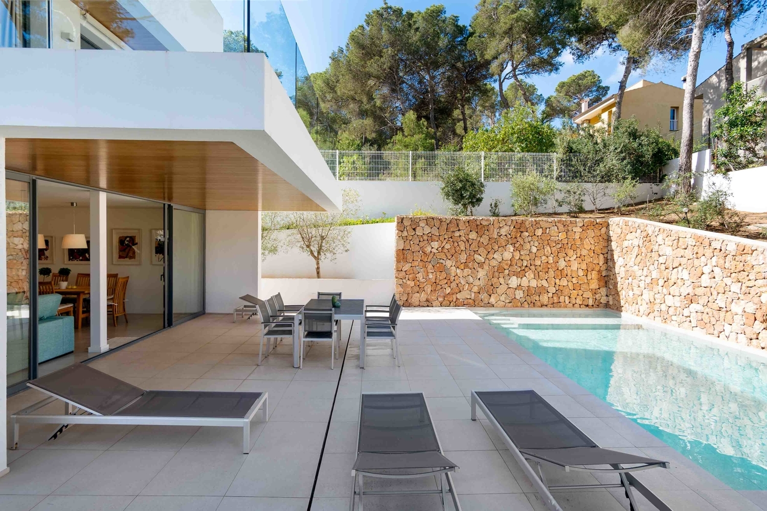 Moderna Villa El Toro con jardín, piscina y terrazas