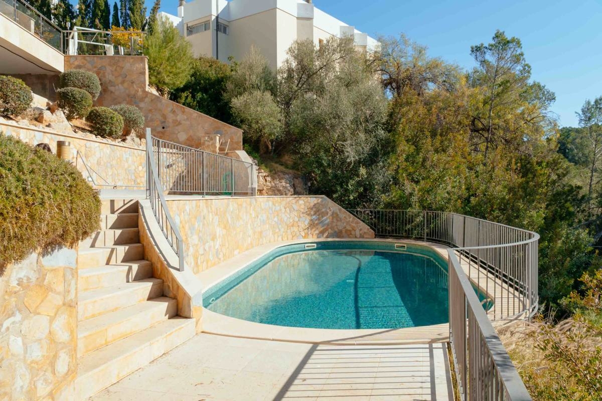 Luminoso y moderno apartamento en Cas Català con vistas panorámicas, 2 piscinas y 2 parkings