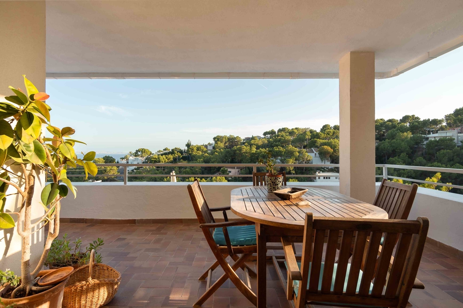 Elegante apartamento con vistas panorámicas al mar en Cas Catalá
