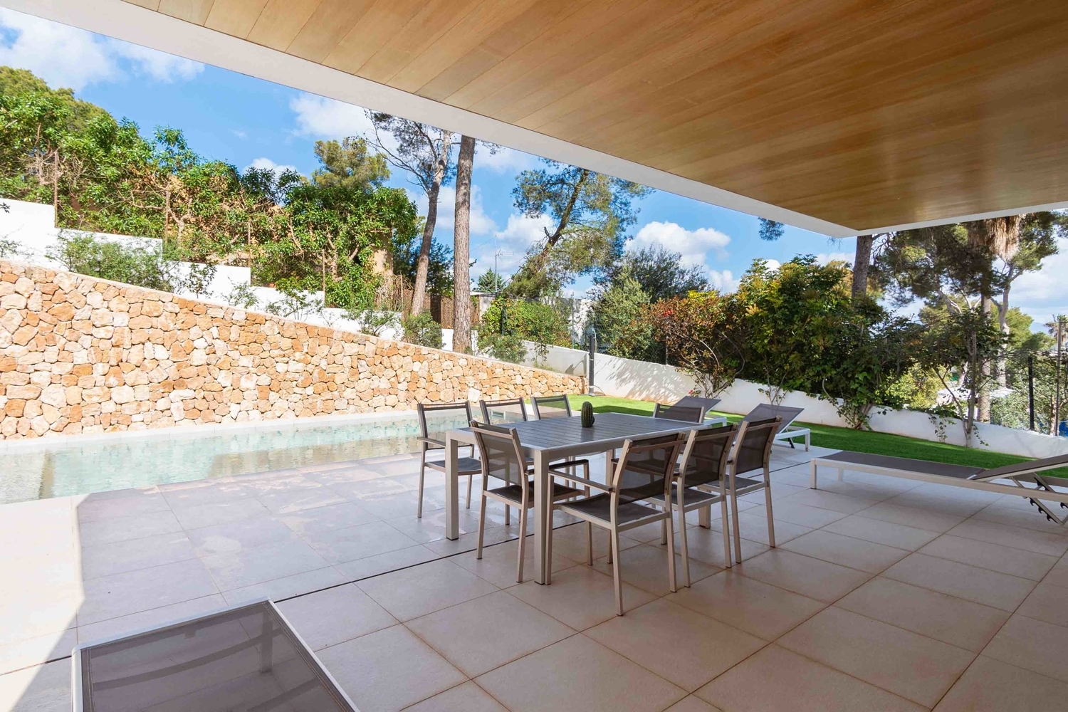 Moderna Villa El Toro con jardín, piscina y terrazas