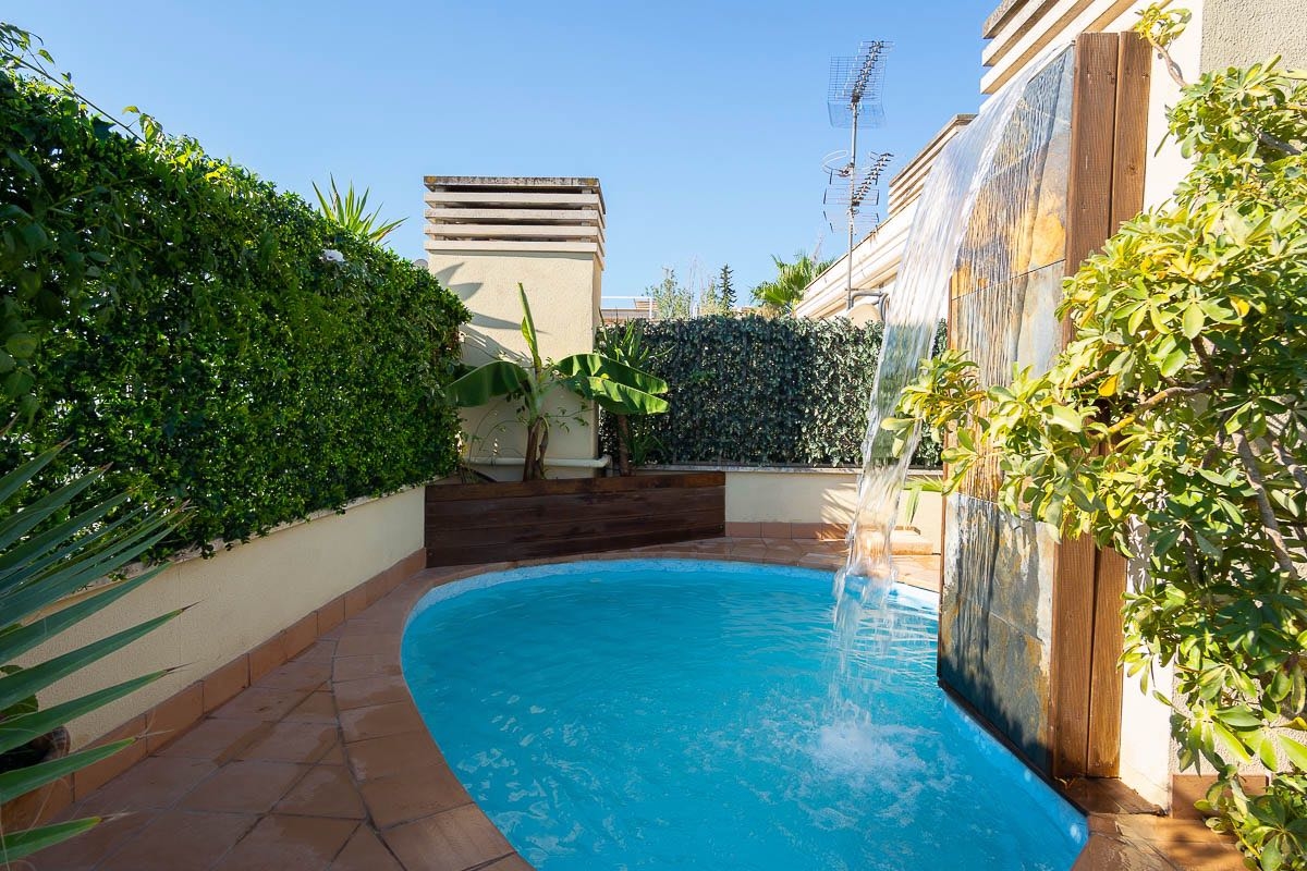 PENTHOUSE WITH PRIVATE POOL AND CHILLOUT AREA IN BONANOVA