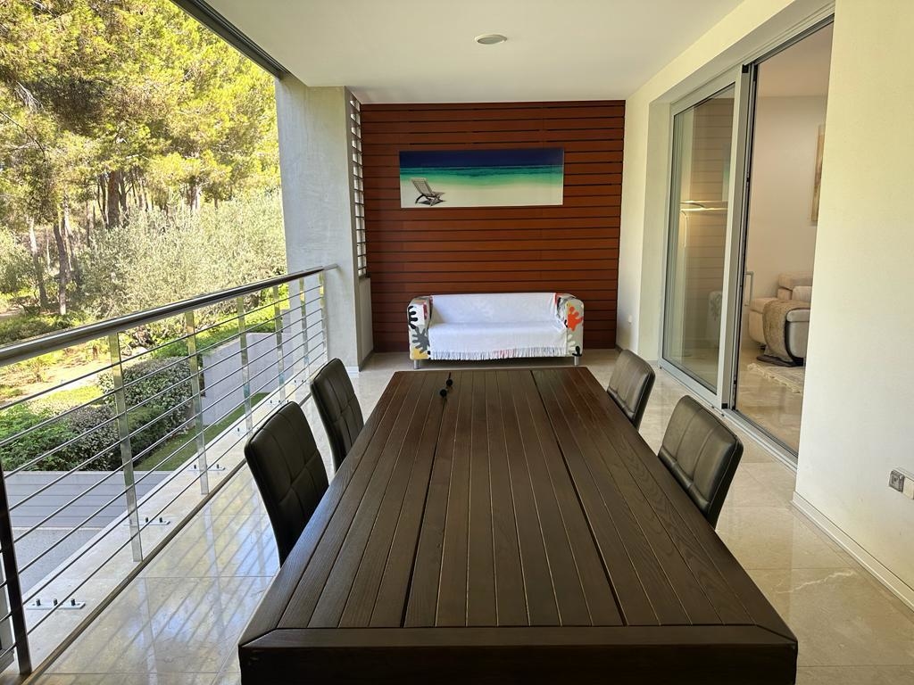 Modern flat in the exclusive Es Pinar gated community