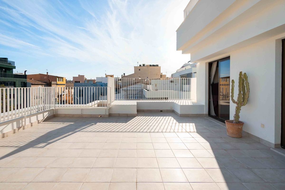 Big bright apartment with several terraces in Gomila
