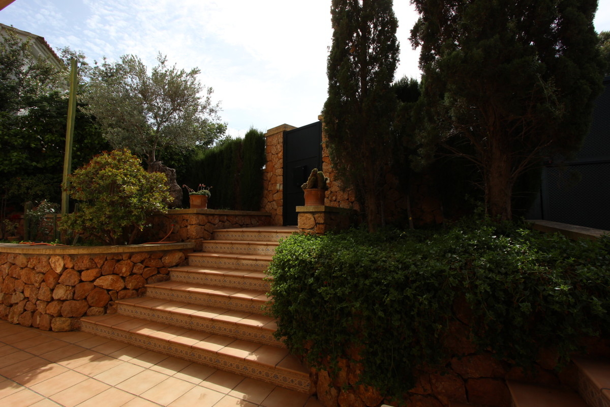 Beautiful HOUSE with POOL and GARDEN area in Son Dureta