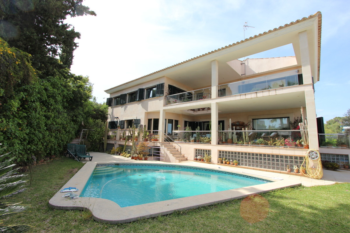 Beautiful HOUSE with POOL and GARDEN area in Son Dureta