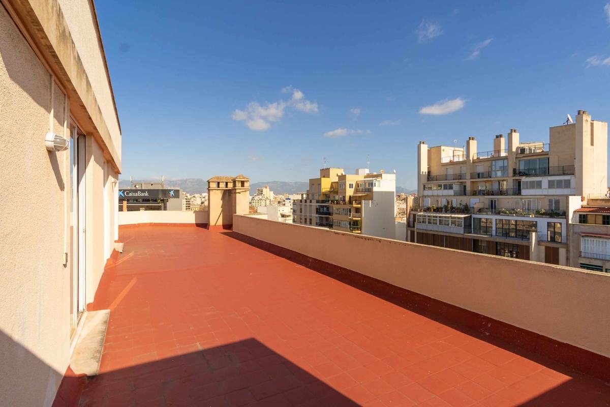 ¡Oportunidad de inversión! 3 pisos con terraza – Palma