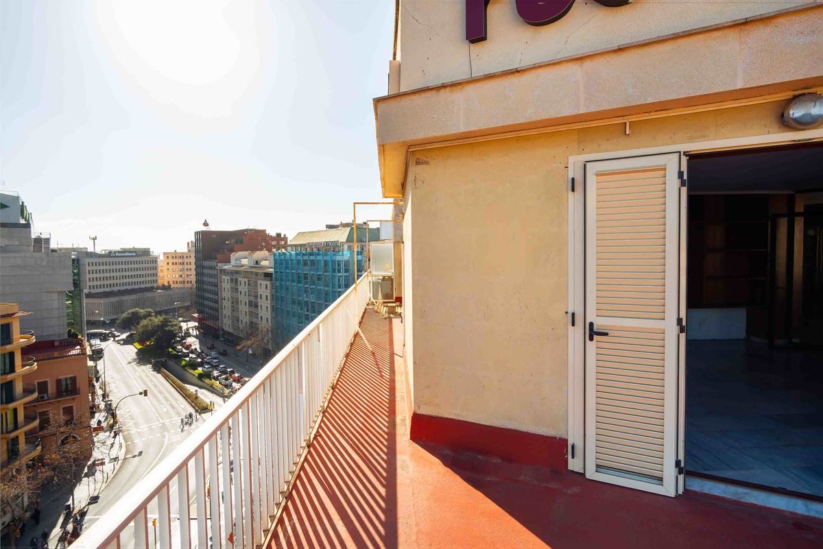 ¡Oportunidad de inversión! 3 pisos con terraza – Palma