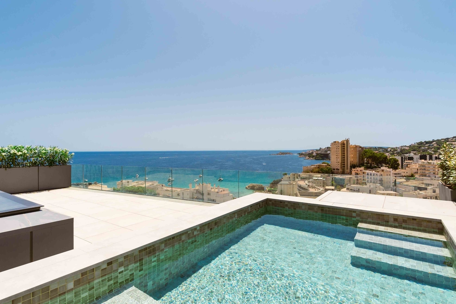 PENTHOUSE IN CALA MAYOR MIT PRIVATER TERRASSE UND POOL